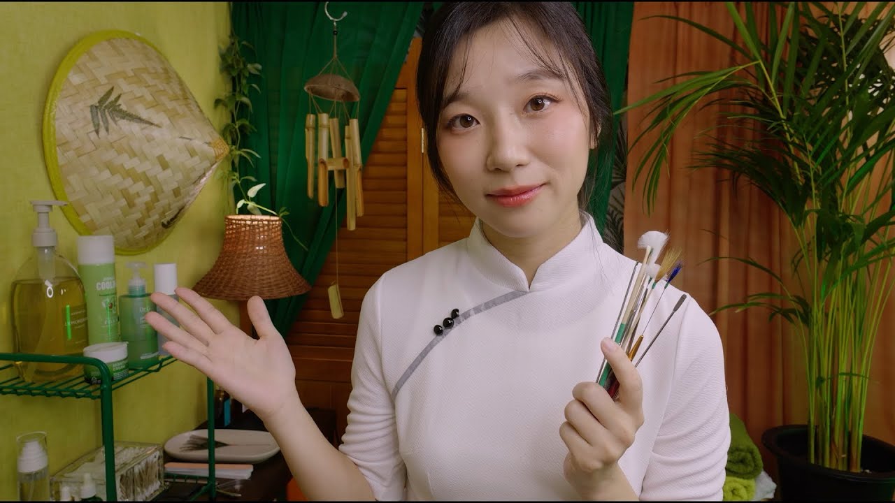 Jauna moteris laikanti kosmetikos teptukus, fone lentyna su odos priežiūros priemonėmis ir augalai