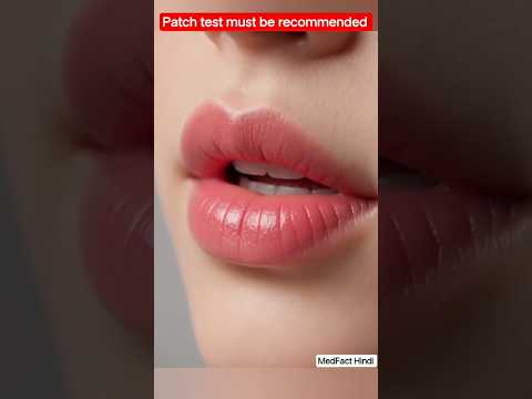 Lūpos su ryškiai rožiniu lūpų dažų atspalviu ir užrašu „Patch test must be recommended“ (patartina atlikti odos testą)