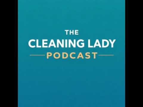 Mėlynas fonas su užrašu „The Cleaning Lady Podcast“ baltomis ir gelsvomis raidėmis